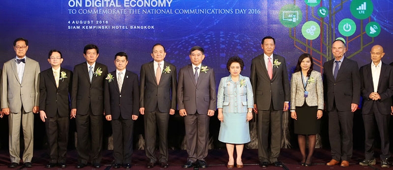 วันสื่อสารแห่งชาติ : พลอากาศเอกประจิน จั่นตอง รองนายกรัฐมนตรี เป็นประธานเปิดงาน งานสัมมนาวิชาการหัวข้อ International Symposium on Digital Economy เนื่องในโอกาสวันสื่อสารแห่งชาติ ประจำปี 2559 โดยมี พลอากาศเอกธเรศ ปุณศรี (ประธาน กสทช.) ฐากร ตัณฑสิทธิ์ เลขาธิการ กสทช. และ ดอน แท๊ปสก๊อตต์ นักคิด และที่ปรึกษาด้านธุรกิจระดับโลก ร่วมงานด้วย ณ โรงแรมสยาม เคมปินสกี้ กรุงเทพฯ