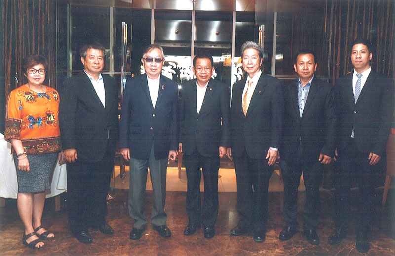 สร้างบุญใหญ่ : สุทธิเกียรติ จิราธิวัฒน์ ร่วมประชุมกับ พีระศักดิ์ หินเมืองเก่า ผู้ว่าราชการจังหวัดนครศรีธรรมราช ในการก่อสร้างซุ้มประตูเจดีย์พระพุทธเจ้า 5 พระองค์ พระเจ้าตากสินราชานุสรณ์ ณ วัดเขาขุนพนม อ.พรหมคีรี จ.นครศรีธรรมราช โดยมี สังข์ ว่องปรีชา,บุญชอบ ล้ออุไร,เสริมศักดิ์ สัตตบงกช,นฤมล พงษ์ชนะ และ ทัศน์ชัย พัฒนโกศัย ร่วมด้วย ที่ห้องเรดสกาย โรงแรมเซ็นทาราแกรนด์ เซ็นทรัลเวิลด์