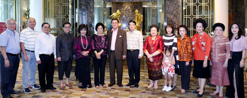 มังกรผงาดฟ้า : ดร.อัศวิน อิงคะกุลประธานกรรมการบริหาร มิราเคิล กรุ๊ป เปิดห้องอาหารจีนสุดหรูแนวใหม่ “ดรากอน” ที่รังสรรค์เมนูโดย เชฟป้อม- ธนรักษ์ ชูโต โดยมี พล.อ.อดุลยเดช อินทะพงษ์ ผอ.สํานักงบประมาณ กระทรวงกลาโหม, พล.อ.สิงหา-พล.ต.หญิง คุณหญิงอัสนีย์ เสาวภาพ ประธานสภาสังคมสงเคราะห์แห่งประเทศไทยฯ, พล.ต.หญิง ภาณุมาศ อุทัยเสน, เพ็ญพักตร์ ศรีทอง, พัชนี เธียรธวัช, ดร.สมศักดิ์ ชลาชล ร่วมงาน ที่ชั้น 2 โรงแรมมิราเคิล แกรนด์ คอนเวนชั่น