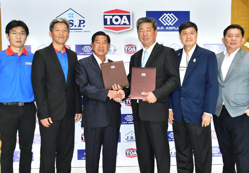 รวม 8 โครงการ : ประจักษ์ ตั้งคารวคุณ ประธานที่ปรึกษา กลุ่มบริษัททีโอเอ ร่วมลงนามข้อตกลงกับ ทนงศักดิ์ มโนธรรมรักษา กก.ผจก.บมจ.เจ.เอส.พี.พร็อพเพอร์ตี้ ในการใช้ผลิตภัณฑ์สีทีโอเอ สำหรับงานสีในโครงการก่อสร้างอสังหาริมทรัพย์ของ บมจ.เจ.เอส.พี. พร็อพเพอร์ตี้ ในปี 2559 โดยมี พงษ์เชิด จามีกรกุล กก.ผจก.ใหญ่ บจก.ทีโอเอ เพ้นท์ (ประเทศไทย) และ ไพโรจน์ วัฒนวโรดม รอง กก.ผจก.อาวุโส บมจ.เจ.เอส.พี.ฯ ร่วมเป็นสักขีพยาน ที่บมจ.เจ.เอส.พี. พร็อพเพอร์ตี้ ถนนพระราม 2