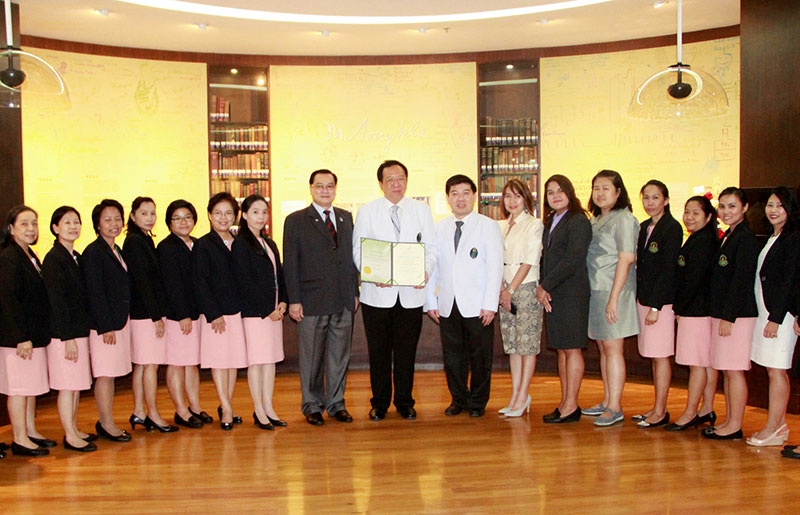 ครัวอนามัย : ยงวุฒิ เสาวพฤกษ์ ผู้อำนวยการสถาบันอาหาร กระทรวงอุตสาหกรรม มอบใบรับรองระบบสุขลักษณะในการผลิตสำหรับสถานที่ผลิตและให้บริการอาหาร GMP in Mass Catering และการตรวจรับรองระบบ HACCP ให้แก่โรงพยาบาลศิริราชต่อเนื่องเป็นปีที่ 6 โดยมี ผศ.นพ.วิศิษฏ์ วามวาณิชย์ ผู้อำนวยการโรงพยาบาลศิริราช รับมอบ ณ ฝ่ายโภชนาการ โรงพยาบาลศิริราช