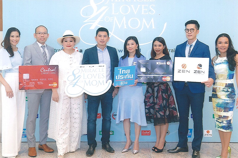 ฉลองวันแม่ : กันตภณ ผาณิตรัตน์ ผู้อำนวยการอาวุโสกลุ่มงานการตลาดสาขาและบริหารงานลูกค้า บริษัท เซ็นทรัลพัฒนา จำกัด (มหาชน) เปิดแคมเปญ “MOM DAY 2016-84 MIRACLE LOVES OF MOM มหัศจรรย์รักของแม่” โดยมี วิภาวี คอมันตร์, รถพร เอกบุตร, กาญจนวรรณ ลายลักษณ์ศิริ, วราภรณ์ ลีกุลนิมิต, ทวิธิดา จงศิริรัตน์, ชิตพล วิวัฒนาเกษม และ เพลินจันทร์ รุ่นประพันธ์ ร่วมงานด้วย ณ ศูนย์การค้าเซ็นทรัลเวิลด์