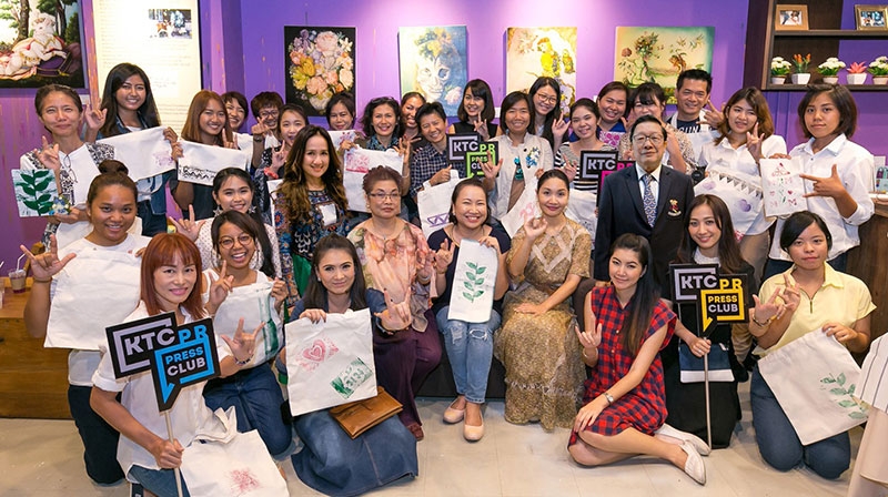 ต้อนรับวันแม่ : กัณฑรัตน์ เจิมจิตรผ่องผช.ประธานเจ้าหน้าที่บริหารสื่อสารองค์กรและธุรกิจสัมพันธ์ “เคทีซี” จัดกิจกรรมเวิร์กช็อป “Woodcut Printing” ภายใต้ชมรม “KTC PR Press Club” เพื่อเตรียมมอบให้เป็นของขวัญวันแม่ โดยมีธัญญานันท์ ศรีชัยวรรณ ผู้เชี่ยวชาญเวิร์กช็อปไลฟ์สไตล์ศิลปะในนาม“JWD workshop” ถ่ายทอดความรู้พร้อมชมภาพเขียนฝีพระหัตถ์ของ ม.จ.มารศีสุขุมพันธุ์ บริพัตร ที่งดงาม โดยมี ม.ร.ว.ชิษณุสรร สวัสดิวัตน์ ประธาน กก.มูลนิธิฯ และ ม.ล.จันทราภา สวัสดิวัตน์ กก.มูลนิธิฯ ต้อนรับ ณ ร้าน L’atelier de Marsi (ลาเตอลิเยร์เดอ มารศี) ชั้น 2 หอศิลปวัฒนธรรมแห่ง กทม. ถ.พระราม 1