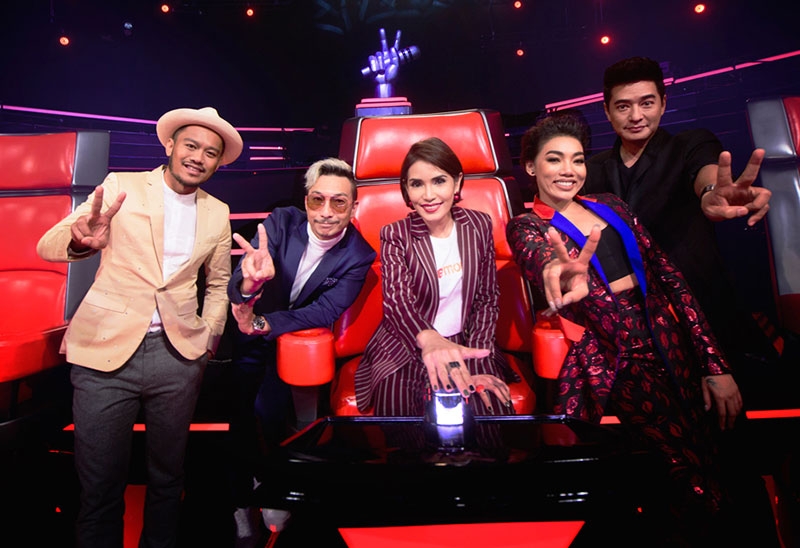 ตัวจริง เสียงจริง : จรรยาลักษณ์ รักใคร่ รอง ผอ.บจ.ทรู มันนี่ ผู้ให้บริการรับชำระสินค้าและบริการผ่านช่องทางการเงินอิเล็กทรอนิกส์ ถ่ายภาพร่วมกับโค้ชสิงโต โค้ชโจอี้ โค้ชดา และโค้ชก้องในโอกาสที่ทรูมันนี่ได้ร่วมเป็นผู้สนับสนุน รายการเรียลิตี้ร้องเพลงระดับโลก The Voice Thailand Season 5 เพื่อค้นหานักร้องเสียงคุณภาพในวงการเพลงไทย ในงานแถลงข่าวเปิดตัวรายการณ เซ็นเตอร์พ้อยท์ สตูดิโอ