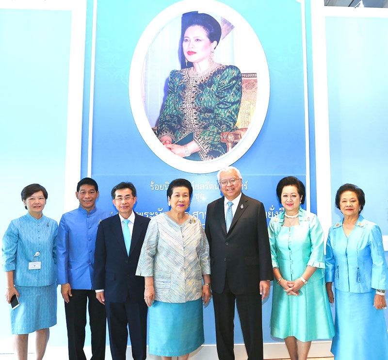 แม่ของแผ่นดิน : ท่านผู้หญิงจรุงจิตต์ ทีขะระ เปิดงานนิทรรศการหมุนเวียน ร้อยนิทรรศน์ ยลรัตนโกสินทร์ ชุด “๗ รอบพระนักษัตร สานรักแห่งความยั่งยืน” โดยมี ดร.จิรายุ อิศรางกูร ณ อยุธยา, ท่านผู้หญิงภรณี มหานนท์ และ ท่านผู้หญิงรวิจิตร์ สุวรรณบุบผา ร่วมพิธี ณ อาคารนิทรรศน์รัตนโกสินทร์ ถนนราชดำเนิน