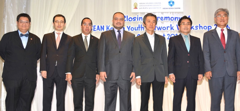 ประจำปี 2016 : ศ.ดร.สุทธิพันธ์ จิราธิวัฒน์ ผอ.ศูนย์อาเซียนศึกษา จุฬาฯ ร่วมกับศูนย์อาเซียนศึกษา สาธารณรัฐเกาหลี จัดสัมมนา “โครงการแลกเปลี่ยนเยาวชนระหว่างประเทศอาเซียนและสาธารณรัฐเกาหลี” โดยมี มร.โนห์ ควัง อิล เอกอัครราชทูตสาธารณรัฐเกาหลีประจำราชอาณาจักรไทย ร่วมงาน ที่ รร.แมนดาริน