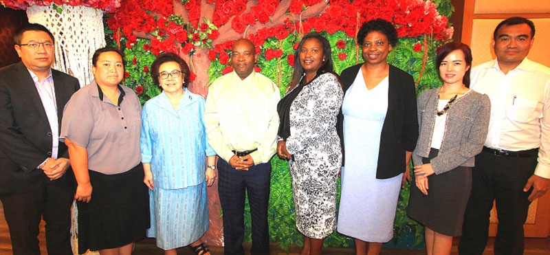 เลี้ยงต้อนรับ : พันธ์พิไล ใบหยก กงสุลใหญ่กิตติมศักดิ์ราชอาณาจักรสวาซิแลนด์ เลี้ยงต้อนรับ Moses Vilakati รมว.กระทรวงเกษตร สวาซิแลนด์ ซึ่งมาศึกษางานโครงการอันเนื่องมาจากพระราชดำริ ของพระบาทสมเด็จพระเจ้าอยู่หัว โดยมี วรมน ใบหยก รองกงสุลฯ ร่วมต้อนรับ ที่ โรงแรมใบหยกสกาย