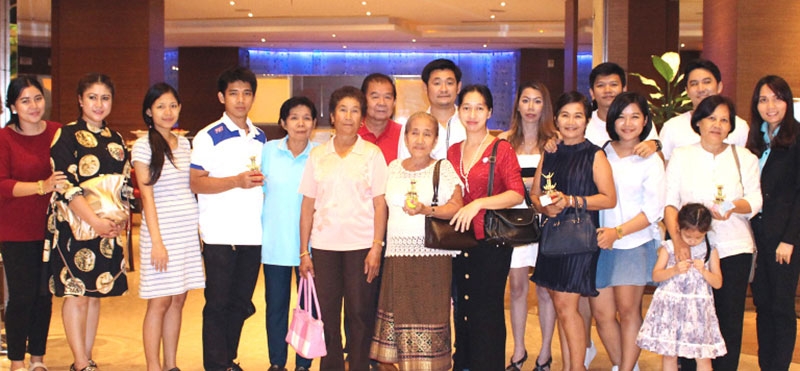 ส่งรักให้แม่ไม่แพ้ใคร : ลักษณ์วรรณ วงศ์วรการ กก.ผจก.กลุ่มโรงแรมริชมอนด์ มอบความสุขให้พนักงานและครอบครัว โดยให้ตัวแทนพนักงานแต่ละแผนกของโรงแรมริชมอนด์ พาคุณแม่มาทานอาหารฉลองก่อนวันแม่ เพื่อที่จะบริการลูกค้าอย่างเต็มที่ในวันแม่แห่งชาติ 12 สิงหาคม ที่ โรงแรมริชมอนด์ ถนนรัตนาธิเบศร์