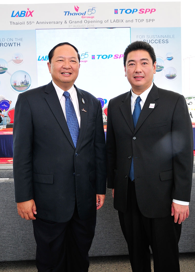ผรณเดช พูนศิริวงศ์ กก.ผจก.บจ.นสพ.แนวหน้า ร่วมแสดงความยินดีกับ คุรุจิต นาครทรรพ ประธาน กก.บมจ. ไทยออยล์