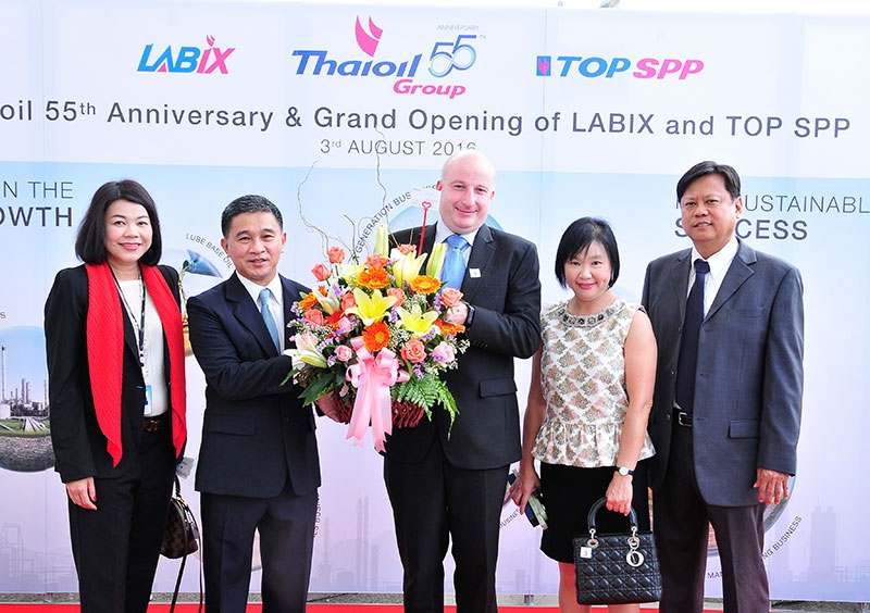 ผู้แทน บจ.ซีเมนส์ (ประเทศไทย) นำกระเช้ามาร่วมยินดี