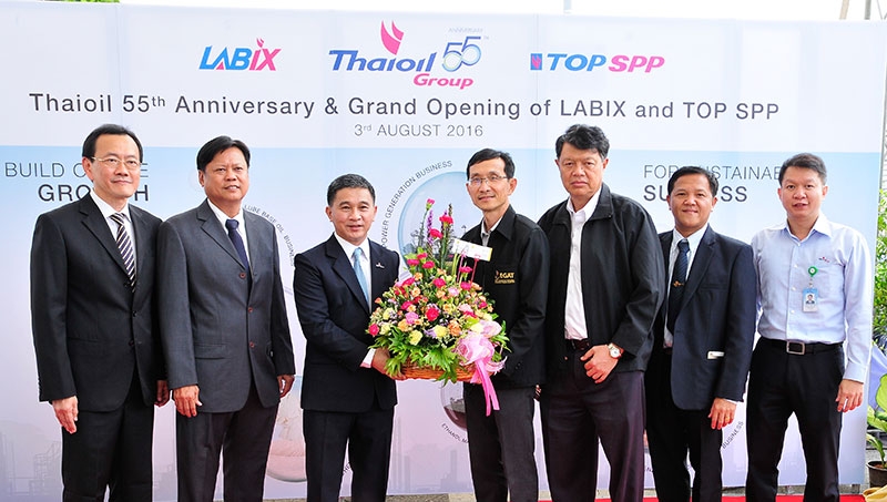 กระเช้ายินดีจาก ชัยศักดิ์ ยงบรรเจิด ผช.ผอ.ฝ่ายสัญญาซื้อขายไฟฟ้า-วิชาการ และ นิคม วรวัฒน์ หน.กลุ่มงานเจรจาและสัญญาในประเทศ การไฟฟ้าฝ่ายผลิตแห่งประเทศไทย (กฝผ.)