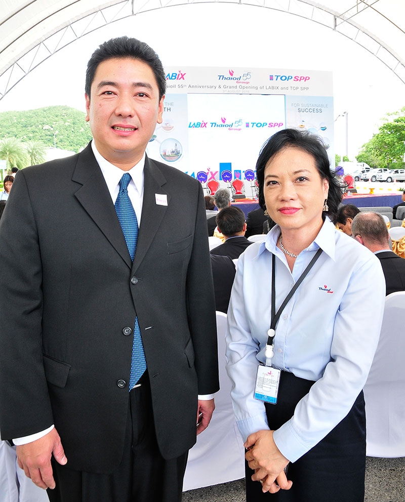 ผรณเดช พูนศิริวงศ์ กก.ผจก.นสพ.แนวหน้า กับ นิรมล ลิขิตประธาน ฝ่าย ปชส. ไทยออยล์