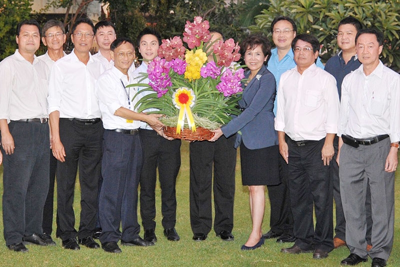 แสดงความยินดี : ปรียนาถ สุนทรวาทะ นายกสมาคมผู้ผลิตไฟฟ้าเอกชน มอบดอกไม้แสดงความยินดี กับ กรศิษฎ์ ภัคโชตานนท์ ในโอกาสเข้าดำรงตำแหน่ง ผู้ว่าการการไฟฟ้าฝ่ยผลิตแห่งประเทศไทย โดยมีคณะกรรมการบริหารสมาคมผู้ผลิตไฟฟ้าเอกชน ร่วมแสดงความยินดีอย่างคับคั่ง ณ ห้องอาหารโอยั๊วะ ริเวอร์เทอรส