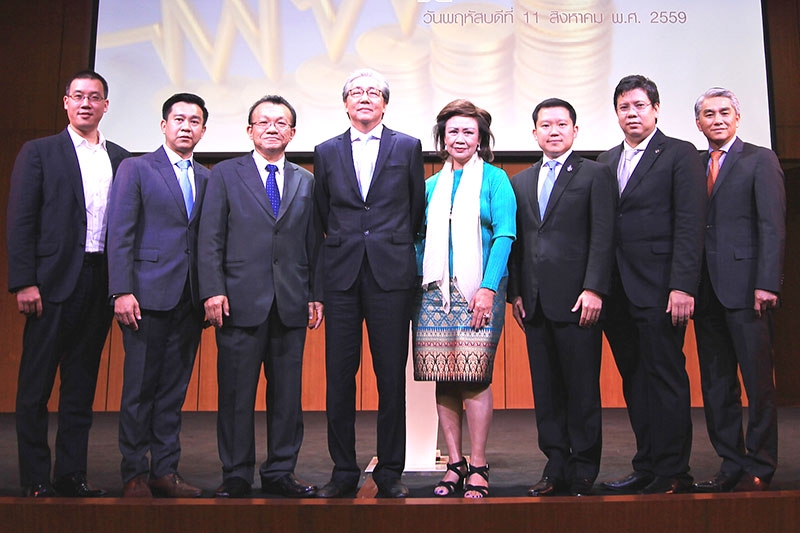 สัมมนา : ดร.สมคิด จาตุศรีพิทักษ์ รองนายกรัฐมนตรี เป็นประธานเปิดงานสัมมนา “เจ้าสัว Gen X เปิดมุมคิด พิชิตเศรษฐกิจปี’59” โดยมี ดร.ธรรม์ จิราธิวัฒน์ (ซ้ายสุด) ผู้ช่วยกรรมการผู้จัดการใหญ่อาวุโส-ธุรกิจออนไลน์ บมจ.ซีโอแอล ในกลุ่มเซ็นทรัล พร้อมด้วย ฐาปน สิริวฒนภักดี, ปณิธาน ปวโรฬารวิทยา และ วิเชฐ ตันติวานิช ร่วมเป็นวิทยากร ณ ห้องออดิทอเรียม ศูนย์อาเซียน อาคารไซเบอร์เวิลด์