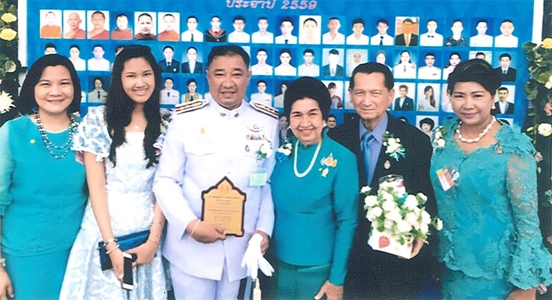 ลูกกตัญญู : คุณหญิงโรส บริบาลบุรีภัณฑ์ แสดงความยินดีกับ พ.ต.อ.นิรันดร์ บริบาลบุรีภัณฑ์ ที่ได้รับโล่เกียรติคุณ “ลูกกตัญญู” จากสภาสังคมสงเคราะห์แห่งประเทศไทยฯ โดยมี รัญชา-กฤติกา-จารุปิยา บริบาลบุรีภัณฑ์ และ ประสิทธิ์ ศุขะนิล ร่วมแสดงความยินดี