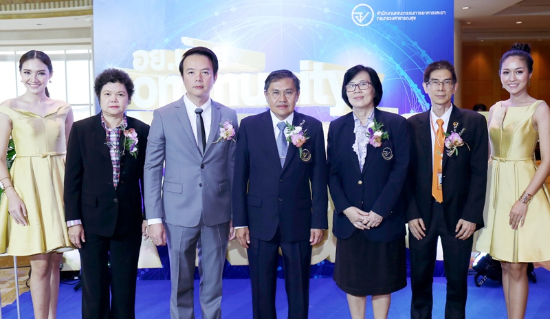 เครือข่าย : นพ.บุญชัย สมบูรณ์สุข เลขาธิการคณะกรรมการอาหารและยา เปิดการประชุมเชิงปฏิบัติการ “ครูแกนนำ อย.น้อย ระดับประเทศ ครั้งที่ 2” และพิธีมอบโล่ “อย.น้อย Community Network Award” โดยมี ภก.วีระชัย นลวชัย ผอ.กองพัฒนาศักยภาพผู้บริโภค ร่วมประชุม ที่โรงแรมมิราเคิล แกรนด์ คอนเวนชั่น