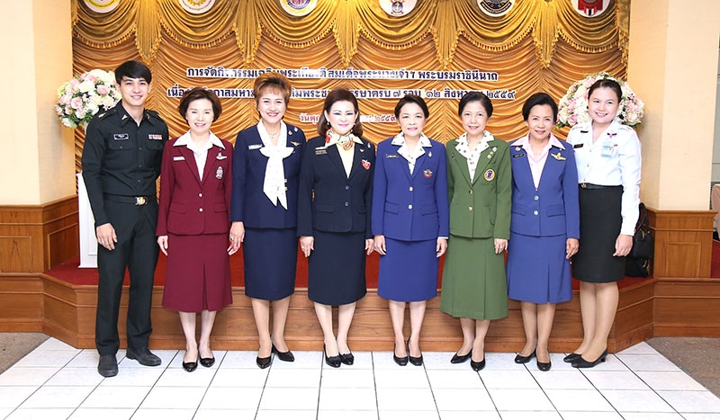 ร่วมใจวันแม่ : ผ่องพรรณ จันทร์โอชา นายกสมาคมภริยาข้าราชการสำนักงานปลัดกระทรวงกลาโหม เป็นประธานในพิธีจัดกิจกรรมเฉลิมพระเกียรติฯ สมเด็จพระนางเจ้าฯ พระบรมราชินีนาถ เนื่องในโอกาสพระราชพิธีมหามงคลเฉลิมพระชนมพรรษา 7 รอบ ณ นันทอุทยานสโมสร โดยมี พล.ต.หญิงรัชดา เกาฎีระ, พลตรีหญิง บุญรักษานาควานิช, ปรานี อารีนิจ, พล.อ.ต.หญิง อุดมลักษณ์ สนแจ้ง, ดร.บุษบา ชัยจินดา และคณะแม่บ้านทหาร-ตำรวจ ร่วมกิจกรรมกันอย่างพร้อมเพรียง