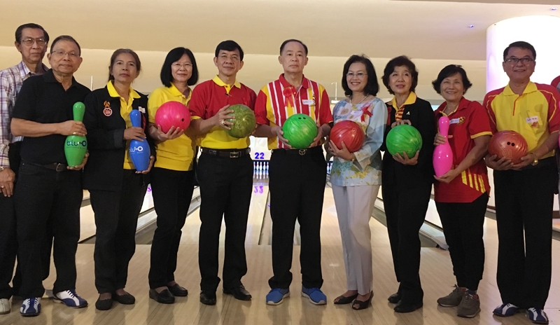 “สิงห์แดงสัมพันธ์ 59” : สุทธิชัย ทรรศนสฤษดิ์ อดีตรองปลัด กทม.และ วรรณวิไล พรหมลักขโณ ประธานจัดงานฯ ร่วมเปิดการแข่งขันโบว์ลิ่งการกุศลของ สมาคมรัฐศาสตร์แห่งมหาวิทยาลัยธรรมศาสตร์ ในพระบรมราชูปถัมภ์ เพื่อหาทุนสนับสนุนการศึกษาและงานวิชาการของคณะรัฐศาสตร์ มธ.ที่ บลูโอฯ รัชโยธิน