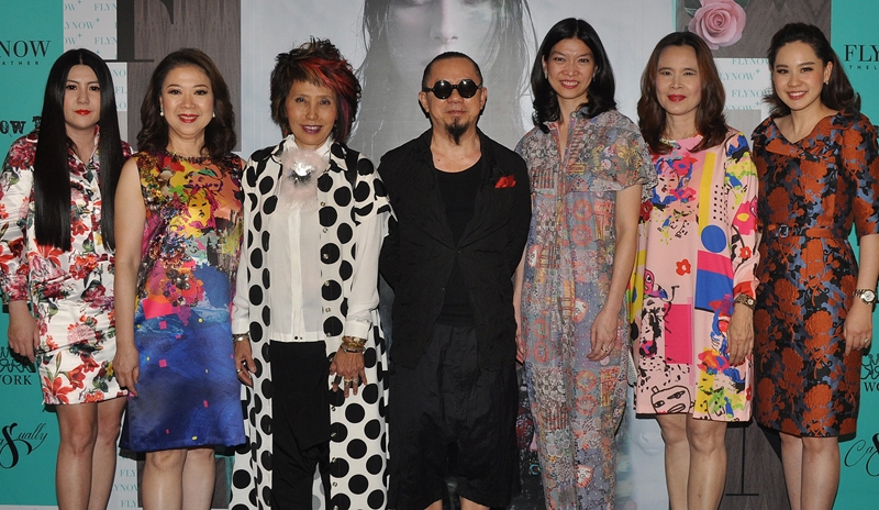 สร้างตัวตนที่แตกต่าง : สมชัย ส่งวัฒนา ปธ.จนท.บห.และ ผอ.ฝ่ายศิลป์ บจก.แอท แบงค็อก ผู้ผลิตเครื่องแต่งกายและเครื่องหนัง แบรนด์ FLYNOW และ จิตตินันท์ หวั่งหลี รอง กก.ผจก.ศูนย์การค้าฟิวเจอร์พาร์ค ร่วมเปิดตัวร้าน “FLYNOW PLUS” รวมสินค้าครบทุกแบรนด์ในเครือ FLYNOW ที่ Zpell @ FuturePark