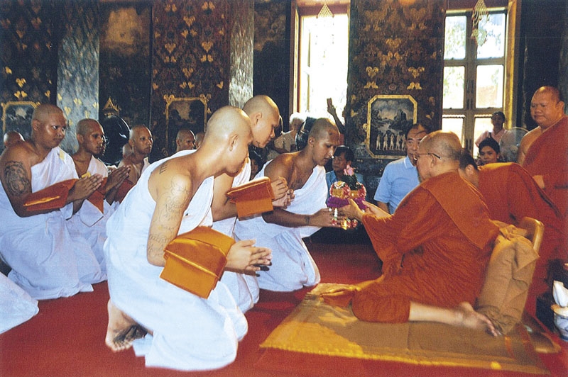 นาค สามเณร ถวายพานธูปเทียนแพแด่ พระอุปัชฌาย์