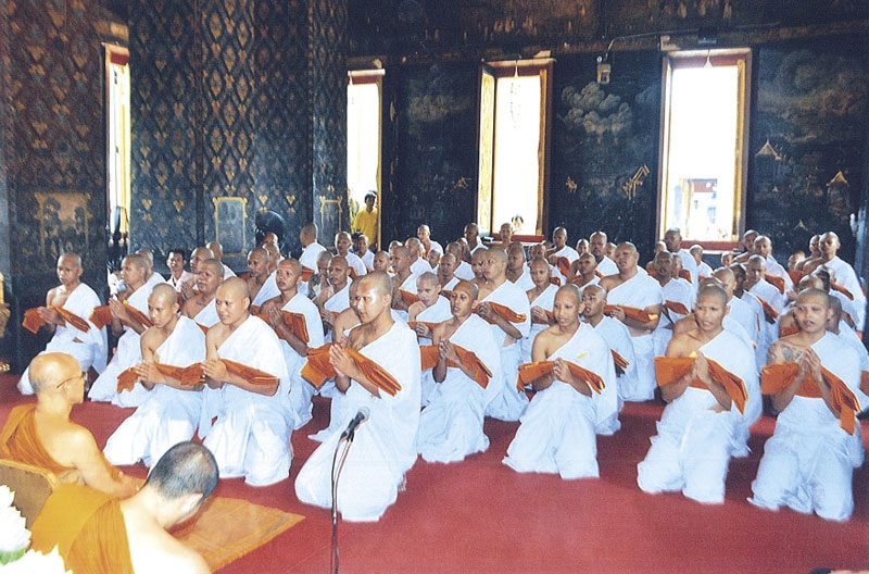 พระอุปัชฌาย์ เริ่มพิธีบรรพชาสามเณร 85 รูป ณ พระอุโบสถ วัดบวรนิเวศราชวรวิหาร