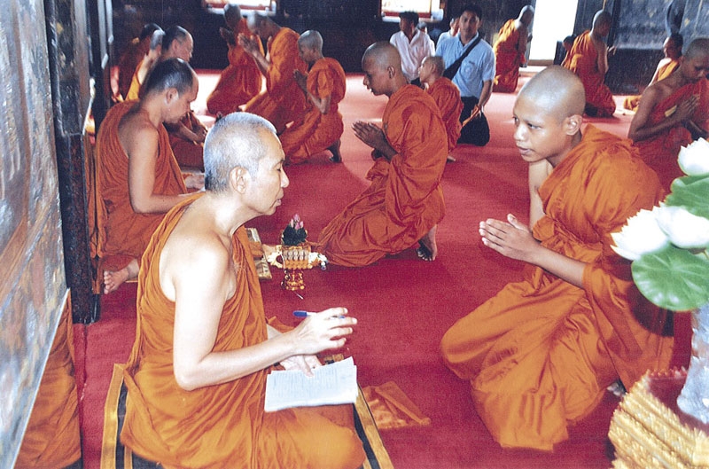 พระราชพุทธิมุนี ให้ศีลแก่สามเณร