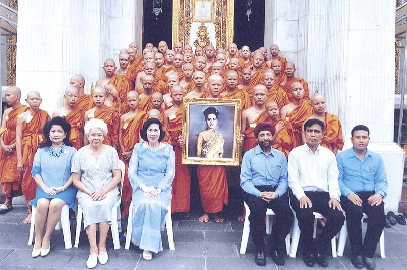 ดร.ศุลีมาศ สุทธิสัมพัทน์, ศักดา สัจจะมิตร, ยุพา วัฒนดำรง,
ตวงทอง สุกเพชร และแขกผู้มีเกียรติถ่ายภาพร่วมกับสามเณร
