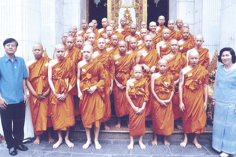 อาเล็ก จรรยาทรัพย์กิจ อธิบดีผู้พิพากษาศาลเยาวชนและครอบครัวกลาง,
ดร.ศุลีมาศ สุทธิสัมพัทน์ ประธานโครงการบรรพชาอุปสมบทหมู่เฉลิมพระเกียรติฯ ถ่ายภาพร่วมกับสามเณรทั้ง 85 รูป