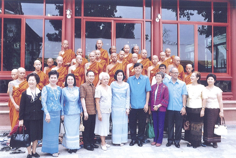 อาเล็ก จรรยาทรัพย์กิจ, ดร.ศุลีมาศ สุทธิสัมพัทน์, สหการณ์ เพ็ชรนรินทร์,
ยุพา วัฒนดำรง, หรรษา คลี่สุวรรณ และแขกผู้มีเกียรติ ถ่ายภาพ
กับสามเณร บริเวณหน้าศาลาแดง วัดบวรนิเวศราชวรวิหาร