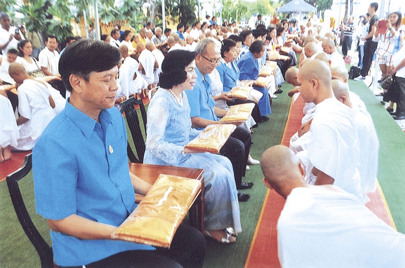 อาเล็ก จรรยาทรัพย์กิจ, ดร.ศุลีมาศ สุทธิสัมพัทน์, สหการณ์ เพ็ชรนรินทร์ และแขกผู้มีเกียรติ ร่วมกันมอบผ้าไตรให้แก่นาค สามเณร พร้อมให้พรด้วยความชื่นชมและเมตตายิ่ง