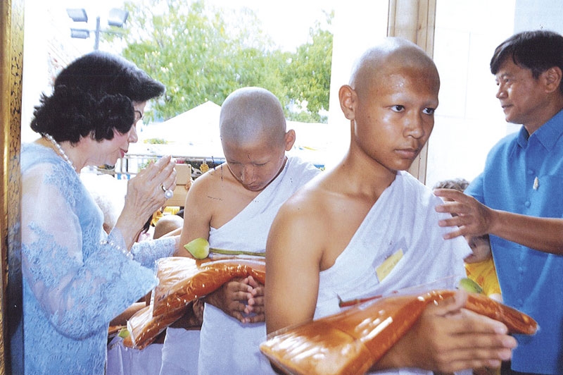 อาเล็ก จรรยาทรัพย์กิจ และ ดร.ศุลีมาศ สุทธิสัมพัทน์ นำส่งนาค สามเณรเข้าพระอุโบสถ