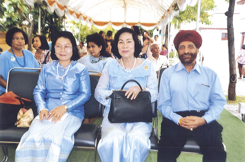 ดร.ศุลีมาศ สุทธิสัมพัทน์, ศักดา สัจจะมิตร, มณี ศรีเรือง และ
แขกผู้มีเกียรติพร้อมกัน ณ วัดบวรนิเวศราชวรวิหาร เพื่อร่วมพิธีบรรพชาสามเณรเฉลิมพระเกียรติฯ