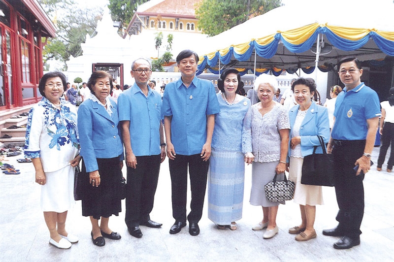 อาเล็ก จรรยาทรัพย์กิจ อธิบดีผู้พิพากษาศาลเยาวชนและครอบครัวกลาง,
ดร.ศุลีมาศ สุทธิสัมพัทน์ ประธานโครงการบรรพชาอุปสมบทหมู่เฉลิมพระเกียรติฯ,สหการณ์ เพ็ชรนรินทร์ รองอธิบดีกรมพินิจและคุ้มครองเด็กและเยาวชน,ยุพา วัฒนดำรง และแขกผู้มีเกียรติจาก
พุทธสมาคมแห่งประเทศไทยฯ พร้อมกัน ณ บริเวณศาลาแดง
วัดบวรนิเวศราชวรวิหาร