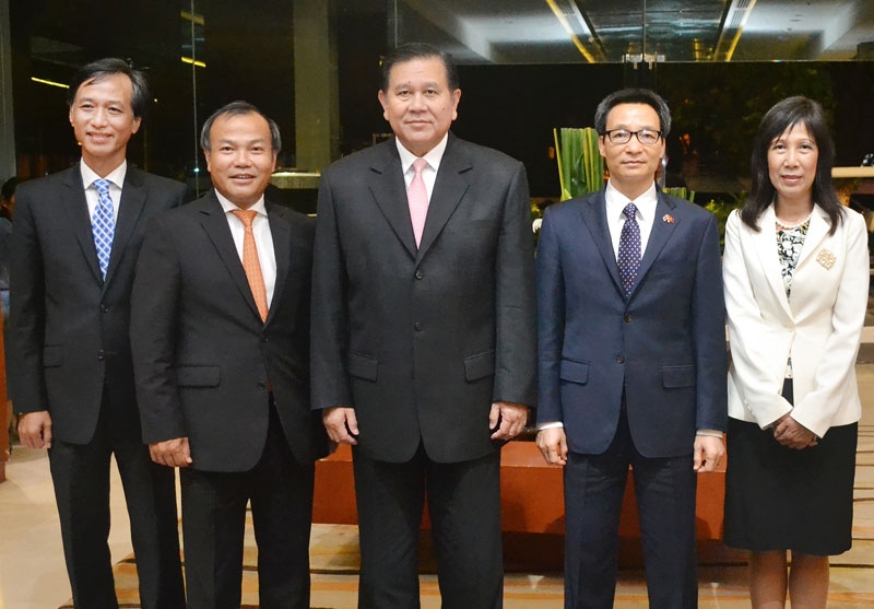 วันวัฒนธรรมเวียดนามในประเทศไทย : พล.อ.ธนะศักดิ์ ปฏิมาประกร รองนายก
รัฐมนตรี ต้อนรับ หวูดึ๊ก ดาม รองนายกรัฐมนตรี สาธารณรัฐสังคมนิยม
เวียดนาม ซึ่งนำคณะเข้าร่วมงานสถาปนาความสัมพันธ์ทางการทูตไทย-เวียดนาม
ครบ 40 ปี (พ.ศ.2519-2559) ที่โรงแรมรอยัลปริ๊นเซส หลานหลวง