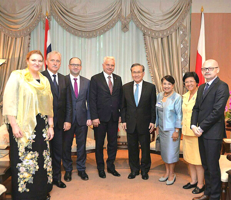 เยี่ยมคารวะ : คุณหญิงทรงสุดา ยอดมณี สมาชิกสภานิติบัญญัติแห่งชาติ ในฐานะประธานกลุ่มมิตรภาพสมาชิกรัฐสภาไทย-โปแลนด์ นำคณะสมาชิกรัฐสภาโปแลนด์-ไทย เข้าพบ ดอน ปรมัตถ์วินัย รัฐมนตรีว่าการกระทรวงการต่างประเทศ ในโอกาสที่มาเยือนไทย ที่กระทรวงการต่างประเทศ