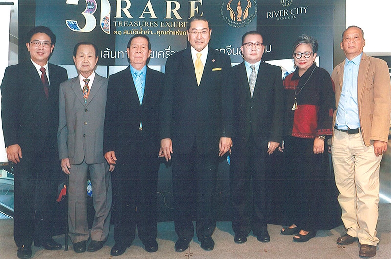 ส่งเสริมศิลปวัตถุ : ดร.สุรเกียรติ์ เสถียรไทย เป็นประธานในพิธีเปิดงาน “นิทรรศการ 31 สมบัติล้ำค่า คุณค่าแห่งกาลเวลา” เรียนรู้ประวัติศาสตร์และวัฒนธรรมผ่านงานเสวนา “เส้นทางสายเครื่องถ้วย จากจีนสู่สยาม” โดยมี วรพงศ์ สุขธีรอนันตชัย, 
ภุชชงค์ จันทรวิช, พิมพ์ประไพ พิศาลบุตร, สมศักดิ์ ทองอิน ร่วมงาน ณ ศูนย์การค้า ริเวอร์ ซิตี้ แบงค็อก