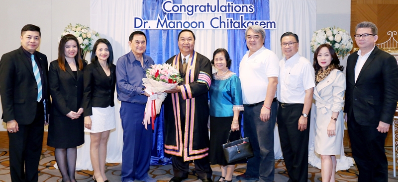 ร่วมยินดี : ดร.อัศวิน อิงคะกุล ปธ.กก.บห.มิราเคิล กรุ๊ป ร่วมแสดงความยินดีกับ ดร.มนูญ จิตตเกษม นายสถานีเดลต้าแอร์ไลน์ ในโอกาสได้รับพระราชทานปริญญาบริหารธุรกิจดุษฎีบัณฑิตกิตติมศักดิ์ สาขาการจัดการธุรกิจ จาก ม.ราชภัฏพระนคร โดยมี หลุยส์ มอเซอร์ นายสถานีแควนตัส และ ปธ.คณะ กก.ดำเนินงานธุรกิจการบินกรุงเทพ, สมนึก วีระเกียรติกำจร ที่ปรึกษาประธาน และ ศุภกิจ มะยานนท์ อดีต ผจก.ฝ่ายบริหารสินค้า เดลต้าแอร์ไลน์ ร่วมยินดี ที่โรงแรมมิราเคิล แกรนด์ คอนเวนชั่น