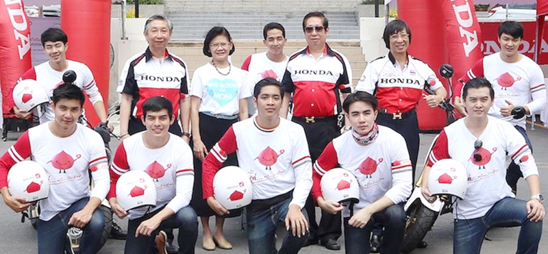 ผ่านสภากาชาดไทย : ดร.อรรณพ พรประภา ประธาน บจก.เอ.พี.ฮอนด้า รณรงค์ให้คนรุ่นใหม่ออกมาบริจาคโลหิตถวายเป็นพระราชกุศลในโอกาสสมเด็จพระนางเจ้าฯ พระบรมราชินีนาถ ทรงเจริญพระชนมพรรษา ครบ 7 รอบ โดยมี น.ท.หญิง พญ.อุบลวัณณ์ จรูญเรืองฤทธิ์ ผอ.ศูนย์บริการโลหิตแห่งชาติ ต้อนรับ