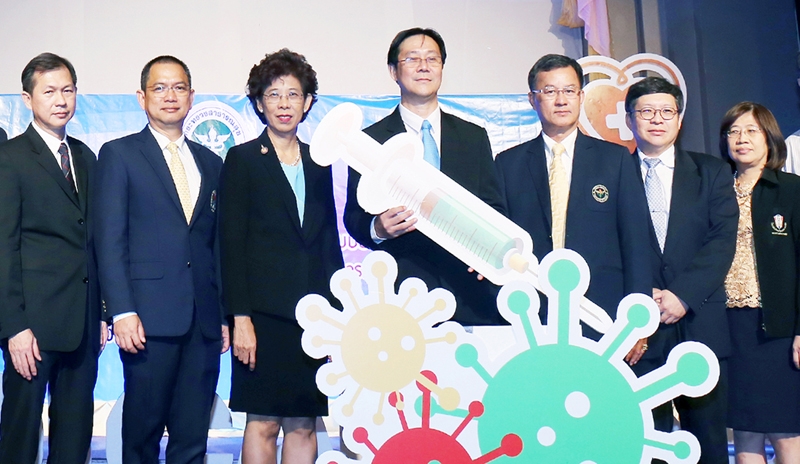 นำเสนอผลงาน นพ.ณรงค์ อภิกุลวณิช รองอธิบดีกรมการแพทย์ เปิดการสัมมนา “การพัฒนาระบบบริการสุขภาพและการพัฒนาสุขภาพกลุ่มวัย ของเขตสุขภาพและหน่วยงานกรมการแพทย์ ปี 2559” โดยมี นพ.ชำนิ จิตตรีประเสริฐ ผอ.สำนักยุทธศาสตร์การแพทย์ ร่วมงาน ที่โรงแรมมิราเคิล แกรนด์ คอนเวนชั่น