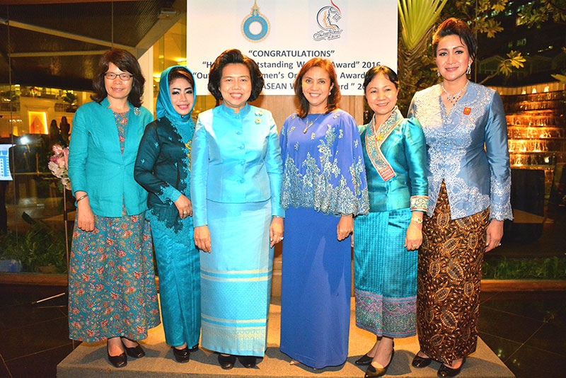 แสดงความยินดี : ดร.วันดี กุญชรยาคง จุลเจริญ ประธานสภาสตรีแห่งชาติฯจัดงานเลี้ยงแสดงความยินดีแด่ มาดาม มาเรีย ลีโอนอร์ เจอโรนา โรเบรโด รองประธานาธิบดีแห่งสาธารณรัฐฟิลิปปินส์ และสตรีในกลุ่มประเทศอาเซียนและจีน ที่ได้รับพระราชทานโล่เชิดชูเกียรติ เนื่องในวันสตรีไทย 2559 ณ ห้องอาหารเบญจรงค์ โรงแรมดุสิตธานี กรุงเทพฯ