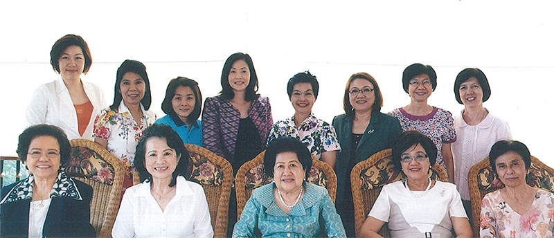 ประชุม : คุณหญิงอุไรวรรณ ศิรินุพงศ์ นายกสมาคมสตรีมหาพฤฒารามในพระบรมราชินูปถัมภ์ จัดประชุมศิษย์เก่าเชิญร่วมเป็นคณะกรรมการขับเคลื่อนงานของสมาคม โดยมี ดร.ณัฐกาญจน์ สุวรรณปฏิกรณ์, วิไลวรรณ อาจาริยานนท์, อัจฉรา ตั้งมติธรรม และ วิภา บำเพ็ญวิบูลย์กิจ ร่วมประชุม ณ ห้องอาหาร เดอะ คาเฟ่ โรงแรมมณเฑียร ริเวอร์ไซด์