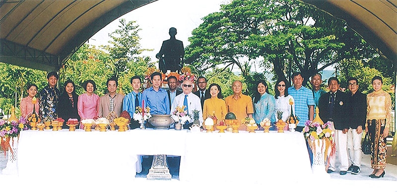 รำลึก : ผศ.ดร.ประภา กาหยี อธิการบดี มรภ.ภูเก็ต และ รศ.สุทิพย์ จินาวุธ รองอธิการฯ จัดพิธีบวงสรวงอนุสรณ์สถาน “ขุนเลิศโภคารักษ์ และ นายอุ่น-คุณหญิงกาญจนา ณ ระนอง” เพื่อรำลึกถึงคุณงามความดีที่ท่านอุทิศที่ดินจำนวน 300 ไร่ เป็นที่ตั้ง มรภ.ภูเก็ต โดยมี วิบูลชัย-ชัยภัทร ณ ระนอง, สมศักดิ์-วิภาพรรณ-ไตรรัตน์ คูสุวรรณ ผู้เป็นทายาทร่วมงาน ณ มรภ.ภูเก็ต