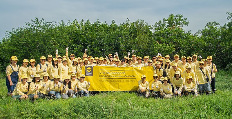 พลังกรุงศรี : อาสาสมัครพนักงานกรุงศรีกว่า 100 คน รวมพลังปลูกป่าชายเลนรักษาสิ่งแวดล้อมในพื้นที่ตำบลอ่างศิลา จังหวัดชลบุรี โดยพนักงานได้ปลูกต้นโกงกาง ต้นโปรงแดง และต้นแสมทะเล จำนวน 1,000 ต้น เพื่ออนุรักษ์ระบบนิเวศน์และช่วยรักษาหน้าดินไม่ให้ถูกพัดพาออกจากฝั่งทะเลตลอดจนเป็นแหล่งผลิตออกซิเจน