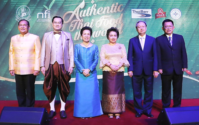 ส่งเสริมมาตรฐานอาหาร “รสไทยแท้” : อรรชกา สีบุญเรือง รมว.อุตสาหกรรม เป็นประธานงานกาลาดินเนอร์ “Authentic Thai Food for the World” จัดโดยสถาบันอาหาร กระทรวงอุตสาหกรรม โดยบริษัทไทยเบฟเวอเรจ จำกัด (มหาชน) เป็นผู้ให้การสนับสนุนหลักในการจัดงานครั้งนี้ มี คุณหญิงวรรณา สิริวัฒนภักดี, สนธิรัตน์ สนธิจิรวงศ์, สมชาย หาญหิรัญ, ยงวุฒิ เสาวพฤกษ์ และ พลเอกปฐมพงศ์ ประภมภัฏ มาร่วมงานด้วย ที่โรงแรมพลาซ่า แอทธินี