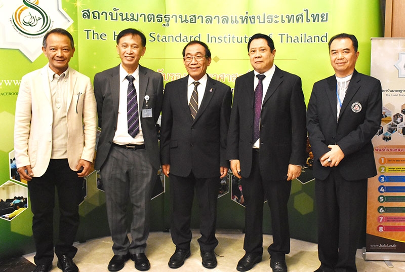 สัมมนา : รศ.ดร.ปกรณ์ ปรียากร ผู้อำนวยการ สถาบันมาตรฐานฮาลาลแห่งประเทศไทย ร่วมกับ คณะกรรมการกลางอิสลามแห่งประเทศไทย และศูนย์วิทยาศาสตร์ฮาลาล จุฬาลงกรณ์มหาวิทยาลัย จัดสัมมนาเชิงปฏิบัติการเรื่อง “มาตรฐานฮาลาลเพื่อการคุ้มครองผู้บริโภค” โดยมี สัญญา แสงบุญ กรรมการผู้จัดการและผู้จัดการทั่วไป โรงแรมอัล มีรอซ ต้อนรับ ณ ห้องแกรนด์ มีรอซ 2 โรงแรมฮัล มีรอซ บนถนนรามคำแหง ซอย 5