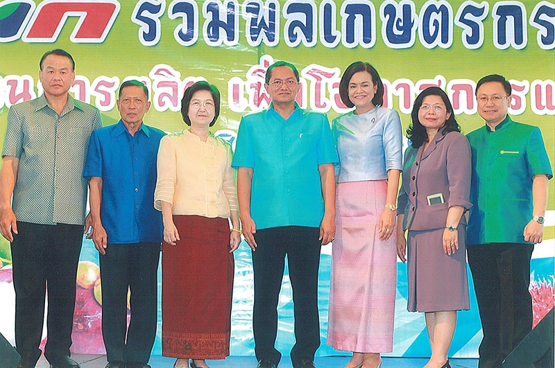 รวมพลเกษตรกรไทย : กมลวิศว์ แก้วแฝก ผู้อำนวยการองค์การตลาดเพื่อเกษตรกร จัดงาน อตก.รวมพลเกษตรกรไทย” ลดต้นทุนการผลิต เพิ่มโอกาสการแข่งขัน เปิดตลาดให้ประชาชนได้สามารถเลือกซื้อสินค้าจากเกษตรกร โดยมี จินตนา ชัยวรรณาการ ผู้ช่วยรัฐมนตรีประจำกระทรวงเกษตรและสหกรณ์ เป็นประธานในพิธี ณ ตลาดองค์การตลาดเพื่อเกษตรกร ถนนพหลโยธิน