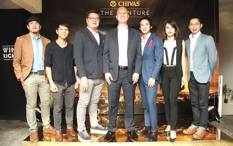 เปิดตัว : มร.เควนติน จ็อบ และ กฤษดา กมลวรินทร์ทิพย์ แห่งเพอร์นอต ริคาร์ด จัดงานแถลงข่าวโครงการระดับโลก The Venture ปี 3 จาก ชีวาส รีกัล เพื่อค้นหานักธุรกิจเพื่อสังคมชิงเงินรางวัลรวม 1 ล้านเหรียญสหรัฐฯ โดยมี พิธา ลิ้มเจริญรัตน์, สมศักดิ์ บุญคำ, อลิสา นภาทิวาอำนวย, ปีตาชัย เดชไกรศักดิ์ และ วรรณสิงห์ ประเสริฐกุล มาร่วมงานด้วยที่ The Hive Bangkok