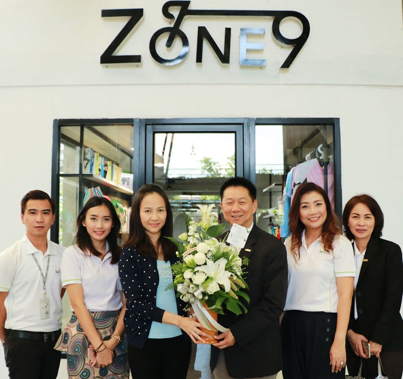 เพื่อคนรักจักรยาน : สมพล ตรีภพนารถ กก.ผจก.กลุ่มธุรกิจศูนย์การค้า บมจ.เอ็ม บี เค และ อรวรรณ จึงประเสริฐศรี ผจก.ทั่วไป ศูนย์การค้าเดอะไนน์ เซ็นเตอร์ พระราม 9 ร่วมยินดีกับ อัญญา ยูถะสุนทร 
ในโอกาสเปิดร้าน Zone 9 สาขาแรก