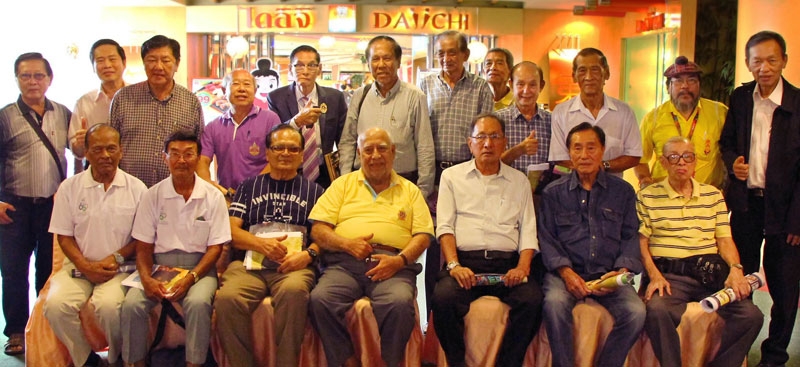 เพื่อนร่วมวงการ : สุคร วิทยากุล ประธานชมรมช่างภาพสื่อมวลชนอาวุโส นัดเพื่อนๆ สมาชิกชมรมฯ มาร่วมพบปะสังสรรค์พร้อมเลี้ยง
ต้อนรับ สุทัศน์ พัฒนสิงห์ อดีตช่างภาพราชสำนัก นสพ.เดลินิวส์ ในโอกาสเดินทางจากสหรัฐอเมริกา กลับมาเยี่ยมบ้านเกิด โดยมี 
น้อม พงศ์กัญจนานุกูร อดีตช่างภาพส่วนพระองค์ สำนักพระราชวัง, ไกรสีห์ นาคประเสริฐ และ นคร วีระประวัติ มาร่วมสังสรรค์ด้วย ที่โรงแรม
ดิ เอมเมอรัลด์