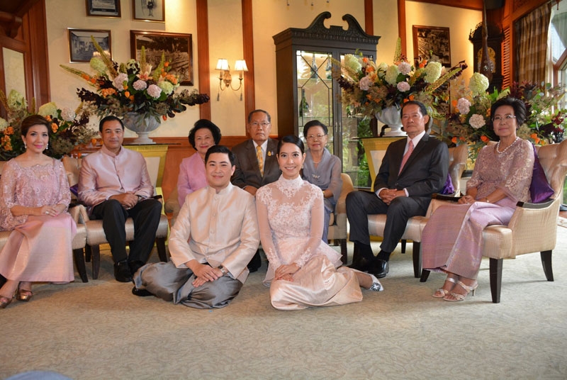 จองไว้ก่อน : ฯพณฯ อำพล เสนาณรงค์ องคมนตรี และท่านผู้หญิงพึงใจ 
สินธวานนท์ เป็นประธานในพิธีหมั้นระหว่าง มุทิตา บุตรี ประภัทร์-นิตยา ศรลัมพ์ กับ ปรินทร์ บุตร กลินท์-เพชรพริ้ง สารสิน ณ ห้องไลบรารี่ 1918 โรงแรมดุสิตธานี กรุงเทพฯ